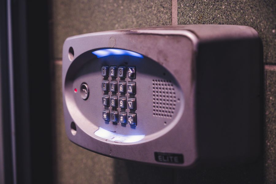 Teclado de un sistema de alarma instalado en la pared