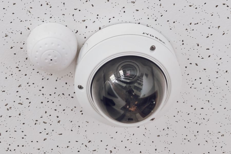 Cámara de videovigilancia tipo domo instalada en el techo