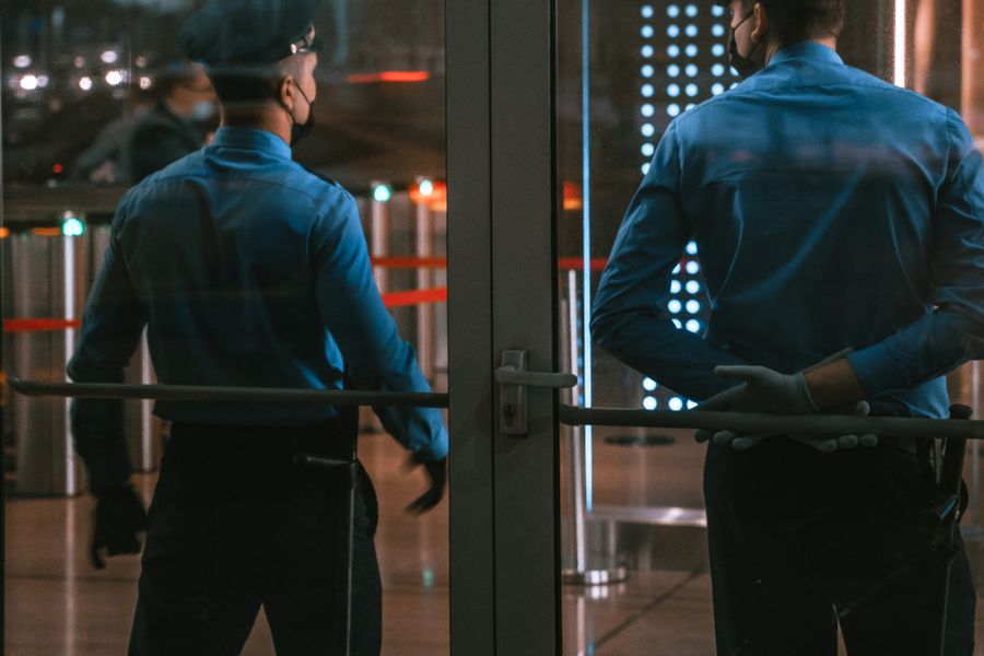 Vigilantes de seguridad custodiando la entrada de un edificio